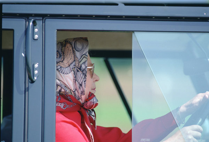 За рулем автомобиля при подъезде к замку Виндзор в 2000 г. За рулем автомобиля при подъезде к замку Виндзор в 2000 г.