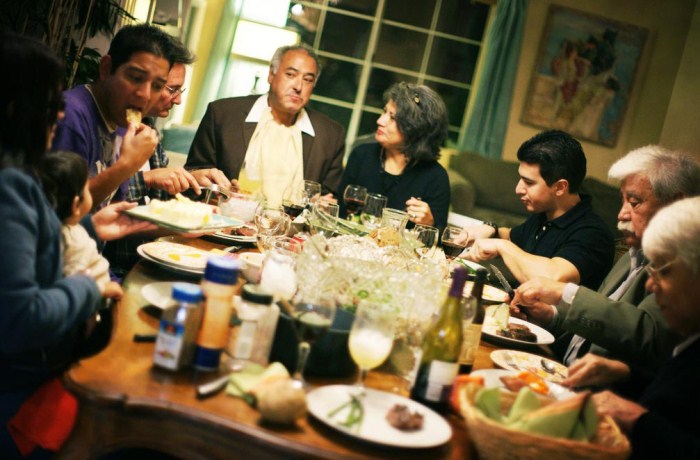 Большая итальянская семья за ужином. Фото: family-abc.ru Большая итальянская семья за ужином. Фото: family-abc.ru