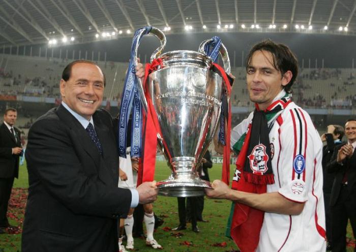 Сильвио Берлускони и Филиппо Индзаги с трофейным кубком. Чемпионат УЕФА 2007 год. Фото: Sportbox.az Сильвио Берлускони и Филиппо Индзаги с трофейным кубком. Чемпионат УЕФА 2007 год. Фото: Sportbox.az
