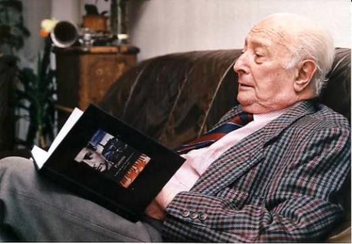 Владислав Шпильман с автобиографией. Фото: babelio.com Владислав Шпильман с автобиографией. Фото: babelio.com