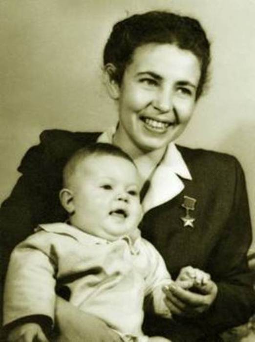 Полина Гельман с ребенком. Фото: library.fa.ru Полина Гельман с ребенком. Фото: library.fa.ru