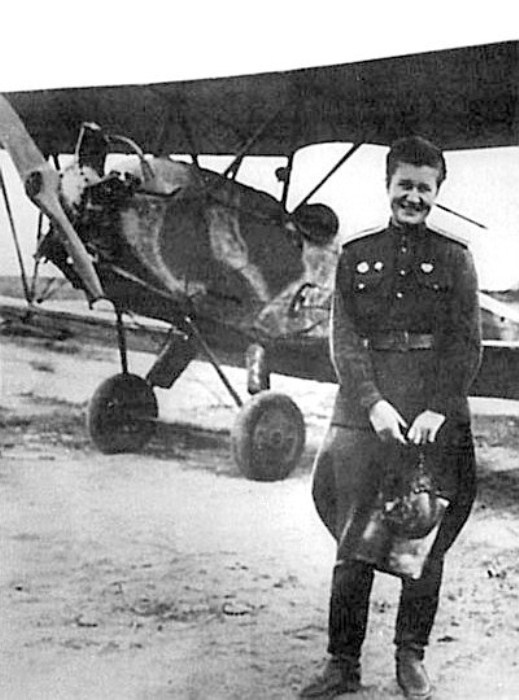 Раиса Аронова у самолета. Фото: mos-dv.ru Раиса Аронова у самолета. Фото: mos-dv.ru