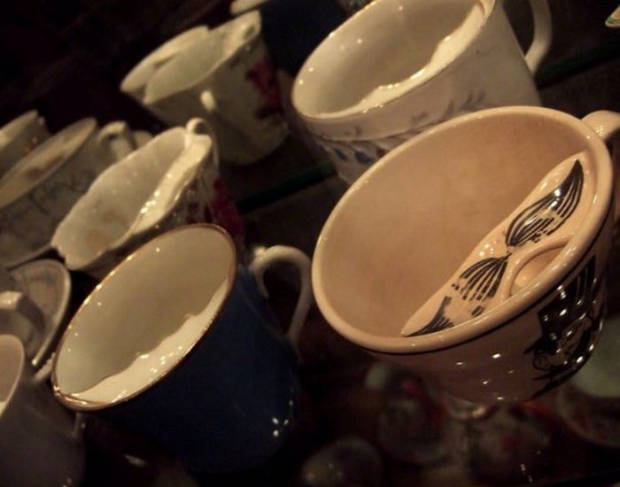 Чашки для усов, Стаффордшир, примерно 1750 год (Музей Виктории и Альберта). Чашки для усов, Стаффордшир, примерно 1750 год (Музей Виктории и Альберта).