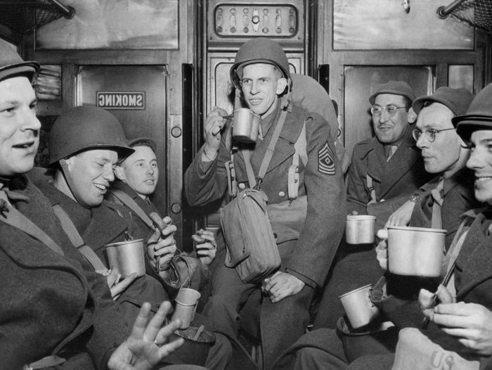 Группа солдат и офицеров в поезде, 15 марта 1944 года. Группа солдат и офицеров в поезде, 15 марта 1944 года.