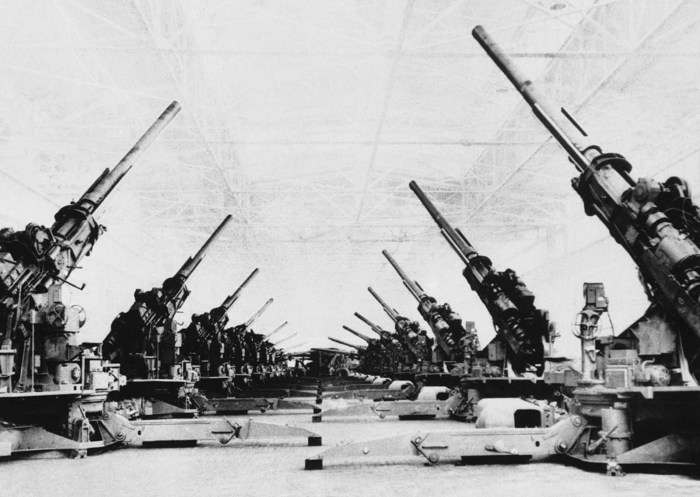 Зенитные орудия нового образца перед отправкой. Зенитные орудия нового образца перед отправкой.