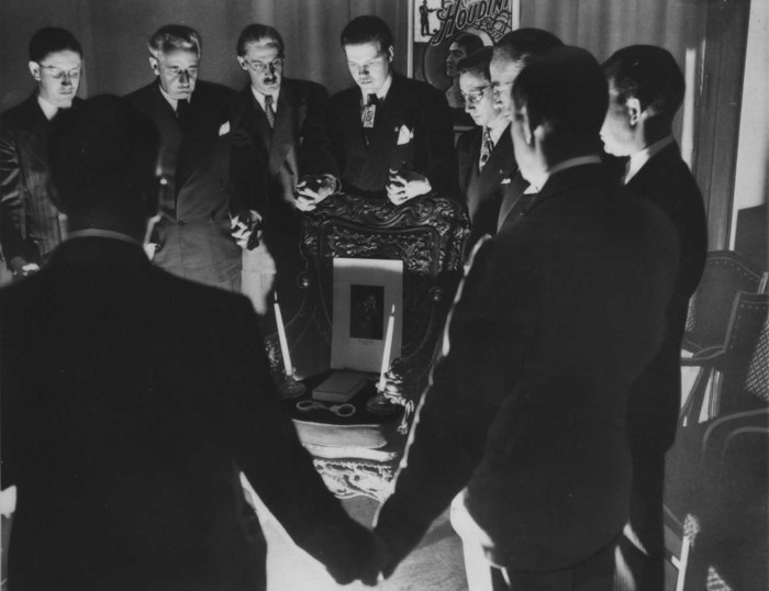 Спиритический сеанс на Хэллоуин в 1946 году в Детройте. Спиритический сеанс на Хэллоуин в 1946 году в Детройте.