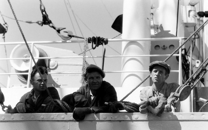 Матросы отдыхают после выполнения палубных работ. СССР, Рига, 1960-е годы.