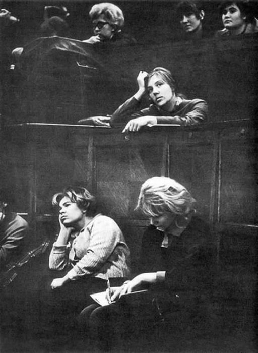 За окном - весна! Фотограф Анатолий Гаранин, 1980 год. За окном - весна! Фотограф Анатолий Гаранин, 1980 год.