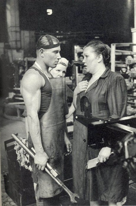 Рабочие фабрики. Фотография Анри Картье-Брессона, 1954 год. Рабочие фабрики. Фотография Анри Картье-Брессона, 1954 год.