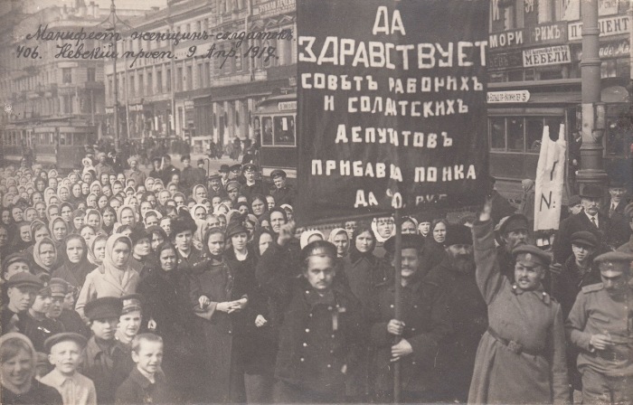 Манифестация женщин-солдаток на Невском проспекте, 9 апреля 1917 года. Манифестация женщин-солдаток на Невском проспекте, 9 апреля 1917 года.