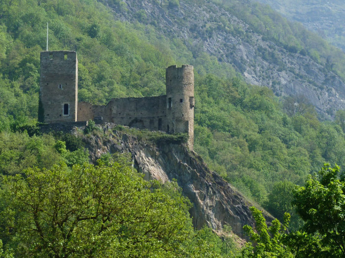 Развалины замка Сен-Савер, Франция. Фото: detours-pyreneens.com. Развалины замка Сен-Савер, Франция. Фото: detours-pyreneens.com.