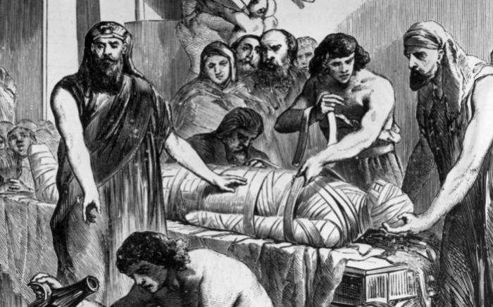 Тело умершего обматывают специально обработанными бинтами. | Фото: flytothesky.ru. Тело умершего обматывают специально обработанными бинтами. | Фото: flytothesky.ru.