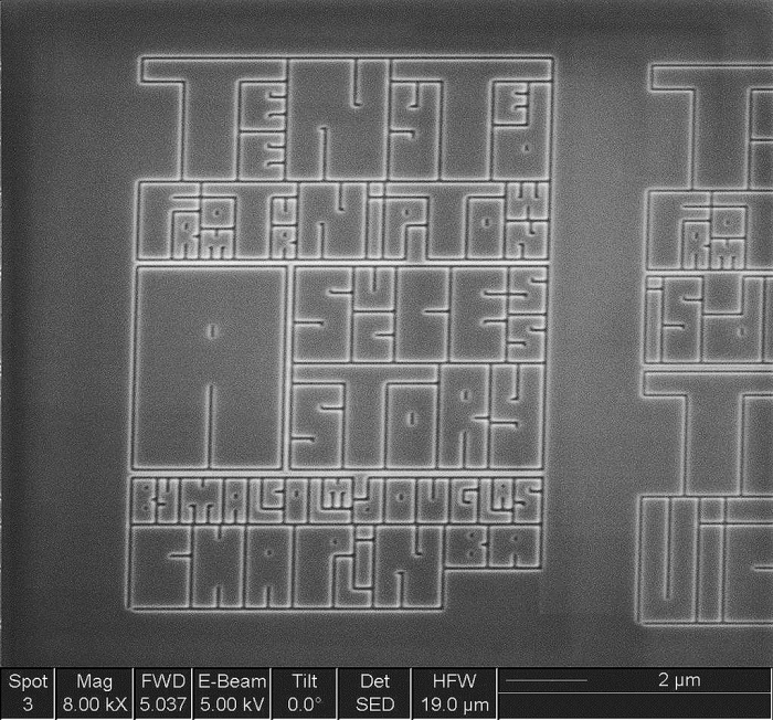 Электронный снимок самой маленькой книги в мире.
