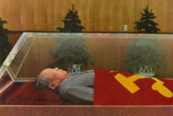 Тело Мао Цзедуна в саркофаге. | Фото: venividi.ru.