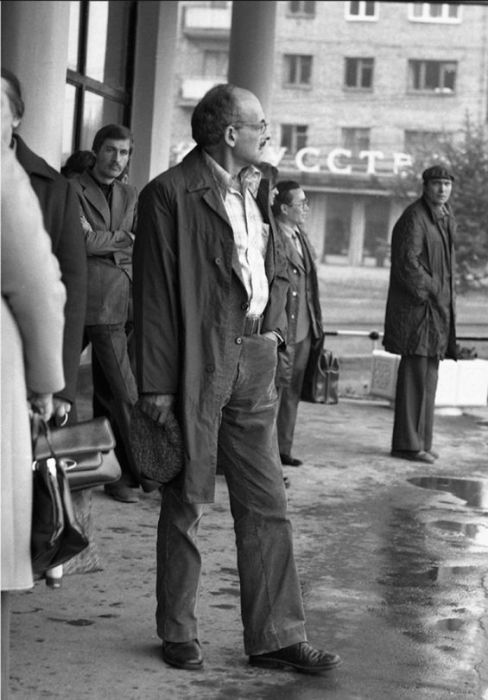 Булат Окуджава на улицах Москвы. / Фото: книга Ларисы Лужиной "Жизнь по вертикали" Булат Окуджава на улицах Москвы. / Фото: книга Ларисы Лужиной "Жизнь по вертикали"