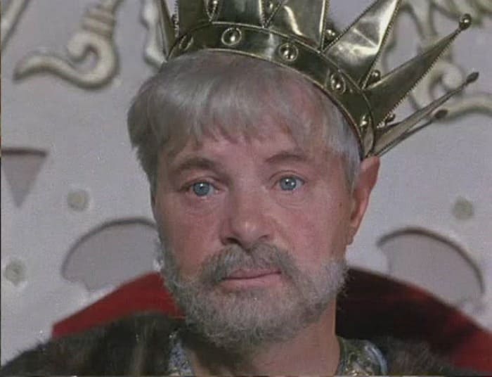 Леонид Харитонов в фильме-сказке *Там, на неведомых дорожках…*, 1982 | Фото: kino-teatr.ru Леонид Харитонов в фильме-сказке *Там, на неведомых дорожках…*, 1982 | Фото: kino-teatr.ru