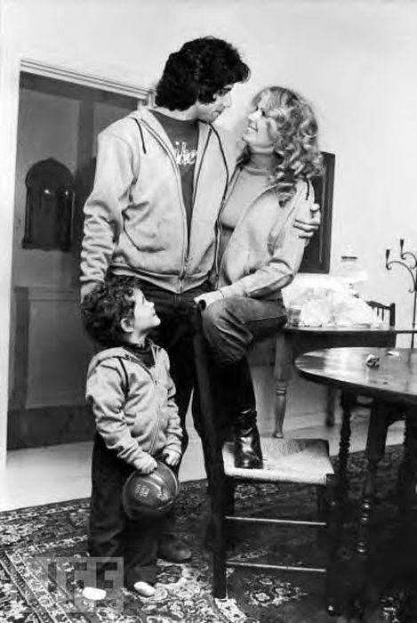 Джон Траволта и Дайана Хайленд с сыном. / Фото: www.mrjk.info Джон Траволта и Дайана Хайленд с сыном. / Фото: www.mrjk.info