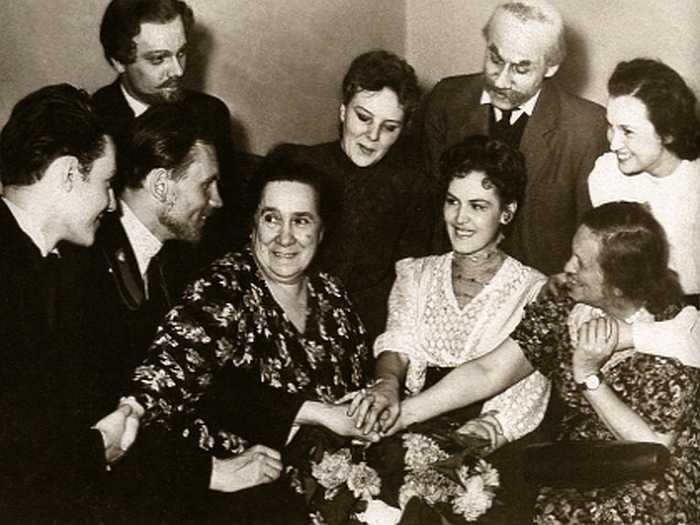 Студенты Щепкинского училища, в том числе Юрий Соломин и его супруга, на репетиции «Чайки» с Верой Пашенной. / Фото: семейный архив