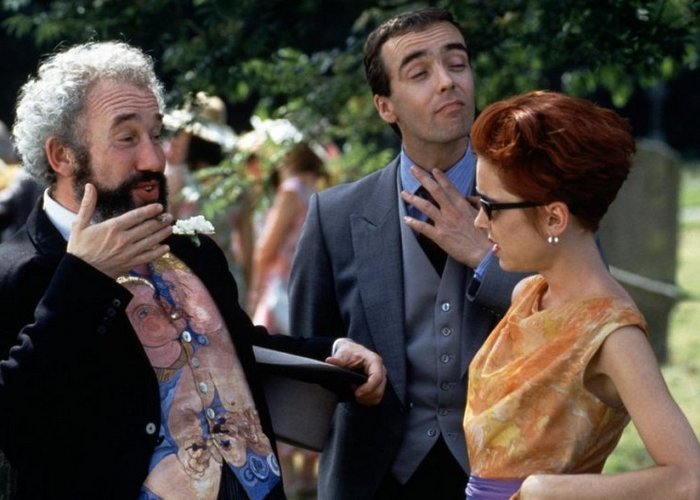 Кадр из фильма «Четыре свадьбы и одни похороны»./ Фото: kinofanat.net Кадр из фильма «Четыре свадьбы и одни похороны»./ Фото: kinofanat.net