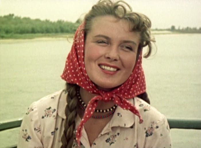 Изольда Извицкая в фильме *Доброе утро*, 1955 | Фото: kino-teatr.ru Изольда Извицкая в фильме *Доброе утро*, 1955 | Фото: kino-teatr.ru