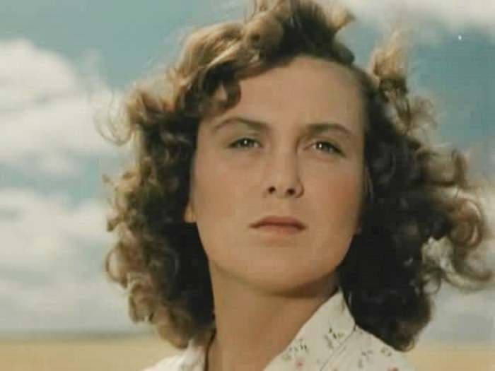 Изольда Извицкая в фильме *Первый эшелон*, 1955 | Фото: kino-teatr.ru Изольда Извицкая в фильме *Первый эшелон*, 1955 | Фото: kino-teatr.ru