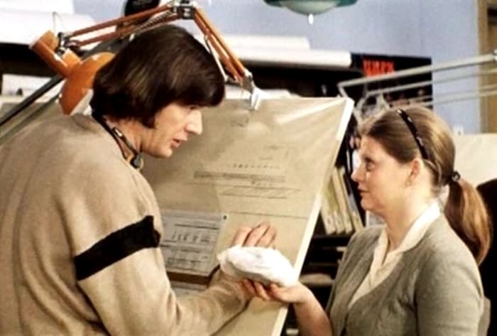 Кадр из фильма *Самая обаятельная и привлекательная*, 1985 | Фото: kinomania.ru Кадр из фильма *Самая обаятельная и привлекательная*, 1985 | Фото: kinomania.ru