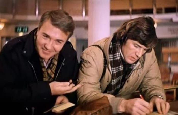 Леонид Куравлев и Александр Абдулов в фильме *Самая обаятельная и привлекательная*, 1985 | Фото: aif.ru Леонид Куравлев и Александр Абдулов в фильме *Самая обаятельная и привлекательная*, 1985 | Фото: aif.ru