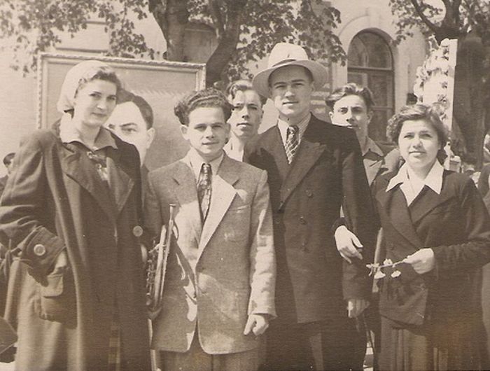 Евгений Дога с молодыми поэтами. / Фото: www.dogamusic.com Евгений Дога с молодыми поэтами. / Фото: www.dogamusic.com