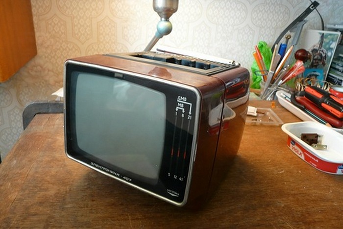 Переносной цветной телевизор электроника. Переносной цветной телевизор электроника.