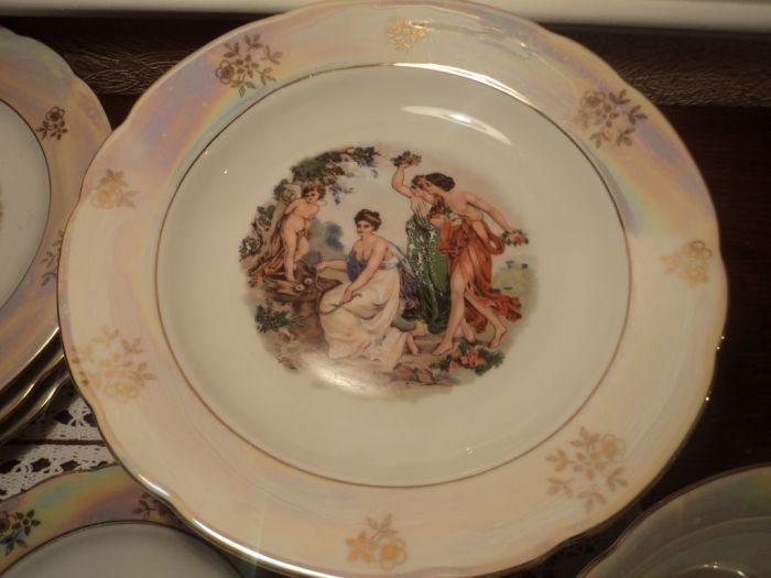 Тарелка из легендарного столового сервиза *Мадонна*. Тарелка из легендарного столового сервиза *Мадонна*.