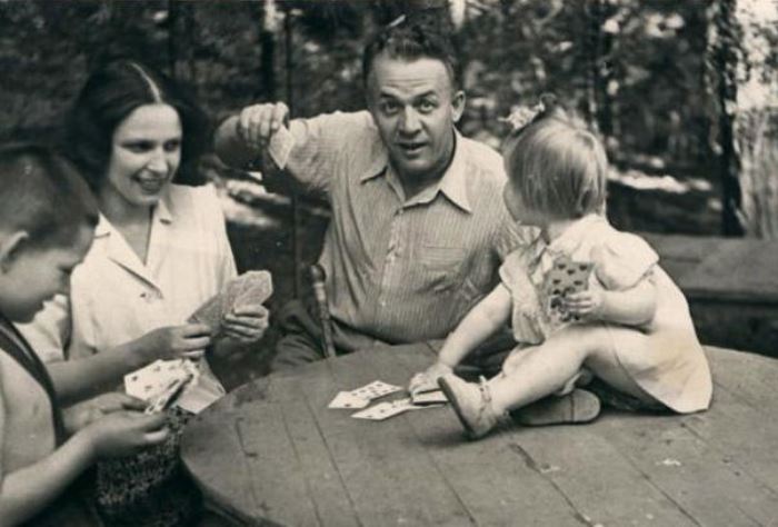 Артист с четвертой женой, Ириной Масленниковой, и дочерью | Фото: tunnel.ru Артист с четвертой женой, Ириной Масленниковой, и дочерью | Фото: tunnel.ru