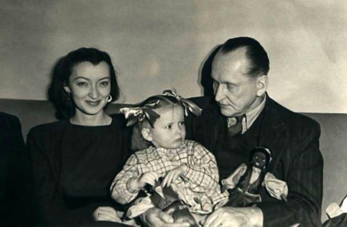 Вертинские со старшей дочерью. Вертинские со старшей дочерью.