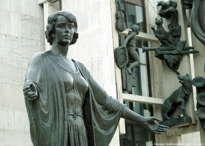 Памятник Наталии Сац у музыкального театра./ Фото: fileclub.ws Памятник Наталии Сац у музыкального театра./ Фото: fileclub.ws