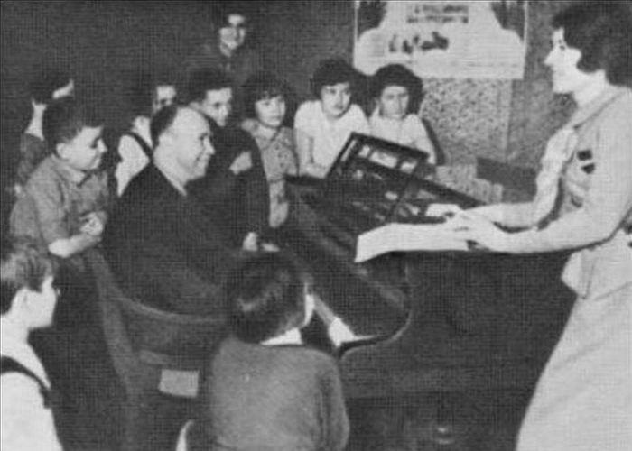 Прокофьев исполняет детям сказку «Петя и Волк». Справа у рояля - Н. Сац. ЦДТ 1936 г./ Фото: lusana.ru Прокофьев исполняет детям сказку «Петя и Волк». Справа у рояля - Н. Сац. ЦДТ 1936 г./ Фото: lusana.ru