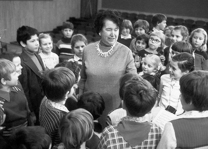 Наталия Сац в кругу юных зрителей./ Фото: bolshoyvopros.ru Наталия Сац в кругу юных зрителей./ Фото: bolshoyvopros.ru