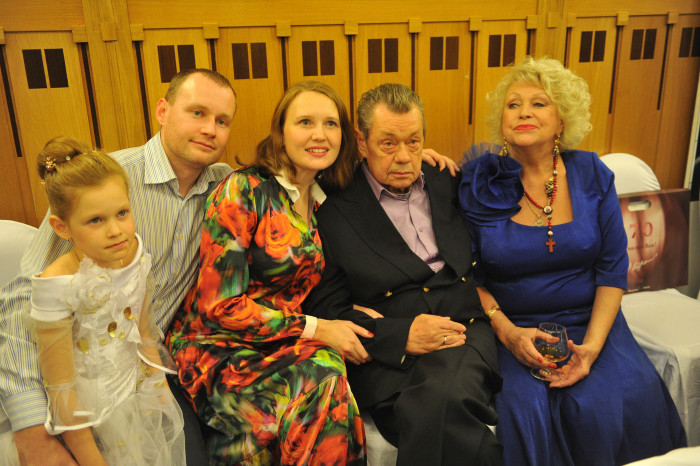 Николай Караченцов с родными. / Фото: www.woman.ru