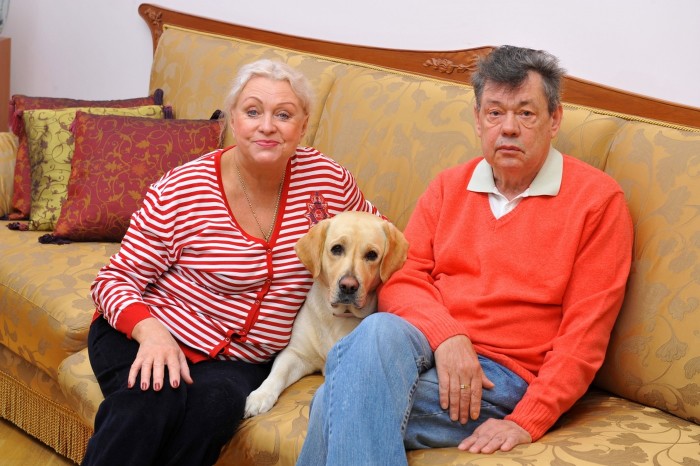 Людмила Поргина и Николай Караченцов с домашним питомцем. / Фото: www.woman.ru