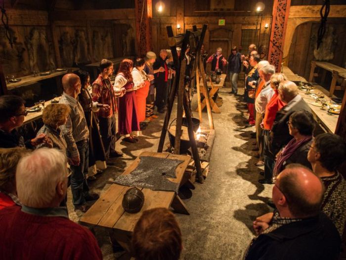 Туристическая группа на экскурсии в музее викингов. Туристическая группа на экскурсии в музее викингов.