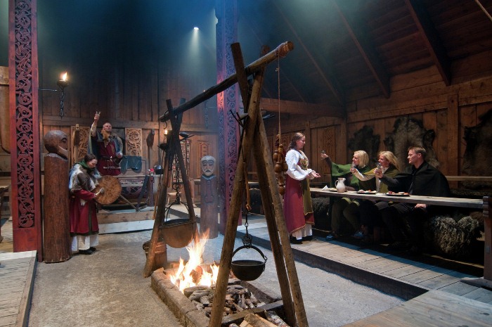 Банкет в музее викингов в Лофотре, Норвегия. Банкет в музее викингов в Лофотре, Норвегия.