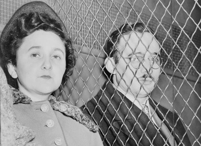 Этель и Юлиус Розенберги, фото сделано после вынесения приговора | Фото: jew-observer.com Этель и Юлиус Розенберги, фото сделано после вынесения приговора | Фото: jew-observer.com