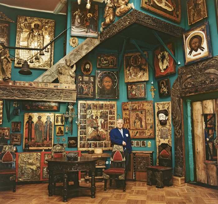 Илья Глазунов в своей мастерской. Илья Глазунов в своей мастерской.