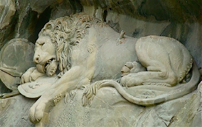 Умирающий лев. Макет: Бертель Торвальдсен. Скульптор: Лукас Ахорн. | Фото: podruga.in.ua Умирающий лев. Макет: Бертель Торвальдсен. Скульптор: Лукас Ахорн. | Фото: podruga.in.ua