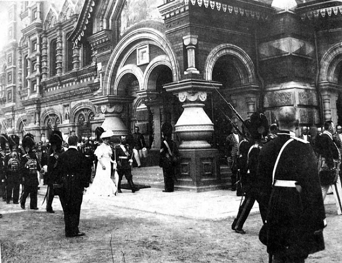 Император Николай II и Императрица в сопровождении свиты и роты Дворцовых гренадеров идут с крестным ходом вдоль «Спаса на крови». Петербург. 1907 г.