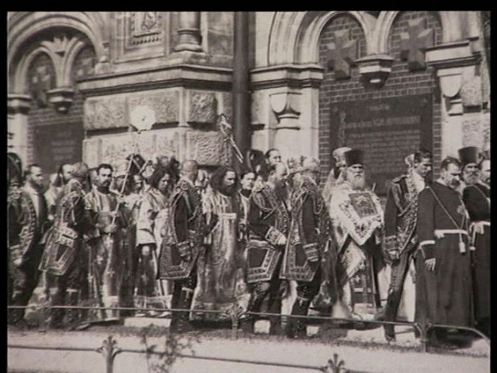 Крестный ход вокруг храма