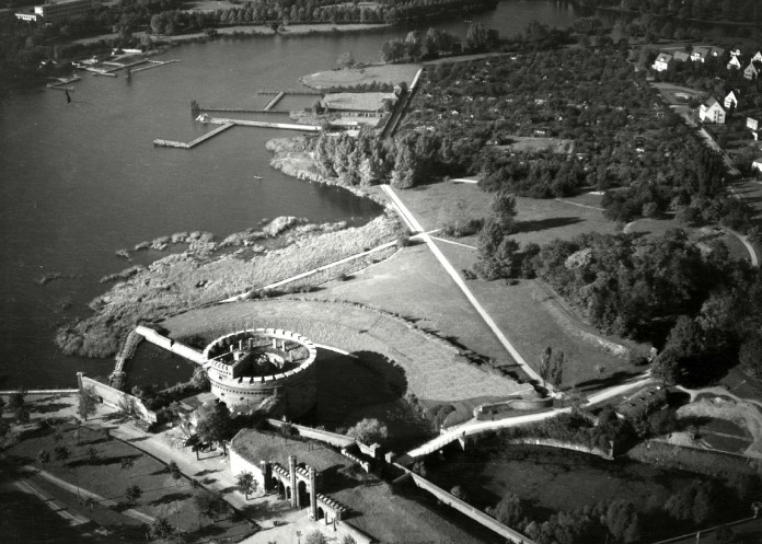 Такие укрепления были возведены по периметру города