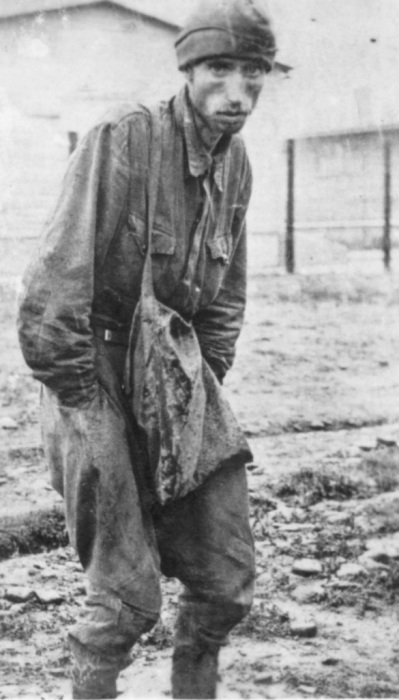 Советский военнопленный в концлагере «Шталаг XVIIIA». / Фото:photochronograph.ru.