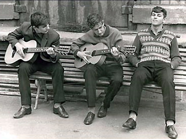 С гитарами на лавочке./Фото: i.mycdn.me С гитарами на лавочке./Фото: i.mycdn.me