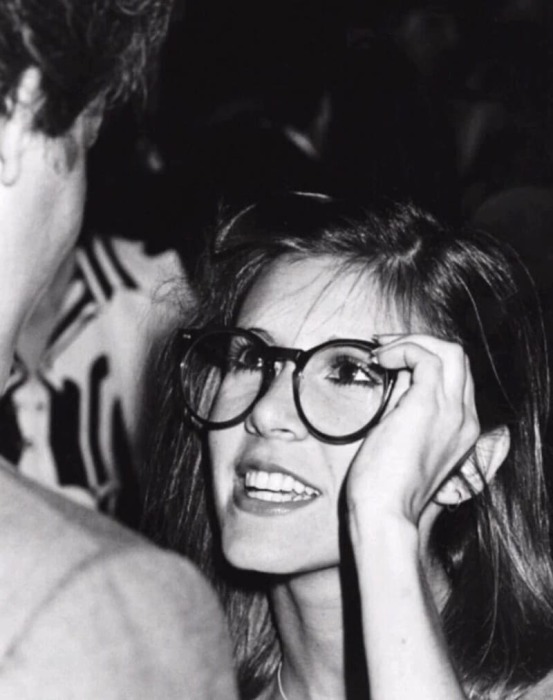 Кэрри Фишер «Прицесса Лея» примеряет очки Харрисона Форда «Хана Соло». Кэрри Фишер «Прицесса Лея» примеряет очки Харрисона Форда «Хана Соло».