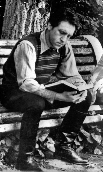 Владимир Высоцкий в перерыве съёмок фильма «Место встречи изменить нельзя». СССР, 1978 год. Владимир Высоцкий в перерыве съёмок фильма «Место встречи изменить нельзя». СССР, 1978 год.