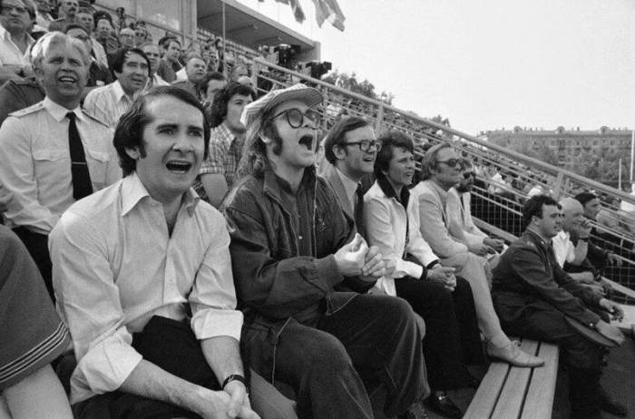 Элтон Джон на футбольном матче высшей лиги СССР, 2 мая 1979 годa. Элтон Джон на футбольном матче высшей лиги СССР, 2 мая 1979 годa.